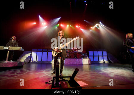 27 janvier 2012 - Temecula, CA, US - groupe de rock classique Styx joué devant une foule à guichets fermés au Pechanga Resort and Casino à Temecula le 27 janvier 2012. Sur la photo de gauche à droite : Lawrence Gowan, Ricky Phillips, Todd Sucherman (batterie), James ''JY'' les jeunes. (Crédit Image : © Daniel Knighton/ZUMAPRESS.com) Banque D'Images