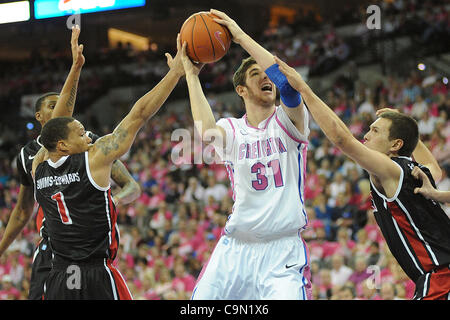 28 janv. 2012 - Omaha, Nebraska, États-Unis - Centre d'Artino Creighton (31) pouvoirs à l'intérieur contre l'Dyricus Simms-Edwards Bradley (1) et Bradley guard Jake Eastman (4). Creighton a défait Bradley 73-59 dans un match joué au centre de congrès CenturyLink à Omaha, Nebraska. (Crédit Image : © Steven Branscombe/Sout Banque D'Images