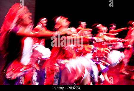 Le 28 janvier 2012 - Costa Mesa, Californie, Etats-Unis - l'Université du Texas à Austin Dirty South Dandiya effectue l'équipe de danse au cours de la 10e Conférence annuelle de Garba avec danse Attitude concours tenu au Segerstrom Center for the Arts. GWA est une danse folklorique indienne intercollegiate, concours qui Banque D'Images