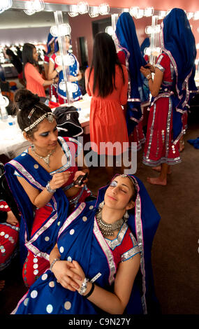 Le 28 janvier 2012 - Costa Mesa, Californie, USA - Membres de l'Université de Stanford le Basmati Raas dance team soyez prêt pour la 10e édition de la compétition de danse Attitude avec Garba, tenue à l'Segerstrom Center for the Arts. GWA est une danse folklorique indienne intercollegiate, qui attire la concurrence te Banque D'Images