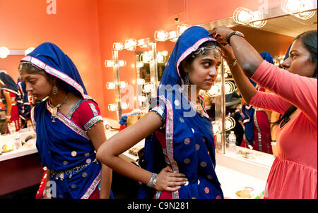 Le 28 janvier 2012 - Costa Mesa, Californie, USA - Membres de l'Université de Stanford le Basmati Raas dance team soyez prêt pour la 10e édition de la compétition de danse Attitude avec Garba, tenue à l'Segerstrom Center for the Arts. GWA est une danse folklorique indienne intercollegiate, qui attire la concurrence te Banque D'Images