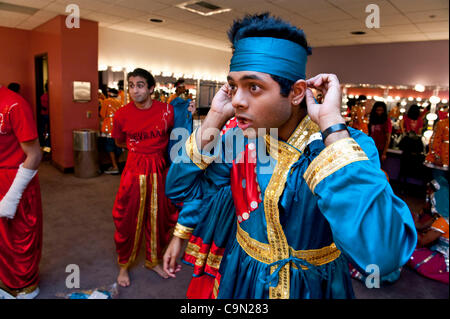 Le 28 janvier 2012 - Costa Mesa, Californie, USA - Membres de l'Université de Californie à San Diego Ruckus Raas dance team soyez prêt pour la 10e édition de la compétition de danse Attitude avec Garba, tenue à l'Segerstrom Center for the Arts. GWA est une danse folklorique indienne, concurrence interuniversitaire Banque D'Images