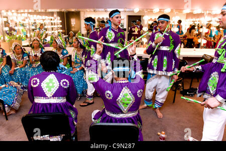 Le 28 janvier 2012 - Costa Mesa, Californie, USA - Membres de l'Université du Michigan Raas dance team soyez prêt pour la 10e édition de la compétition de danse Attitude avec Garba, tenue à l'Segerstrom Center for the Arts. GWA est une danse folklorique indienne intercollegiate, qui attire la concurrence equipes f Banque D'Images