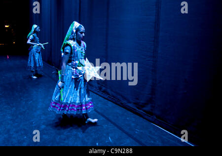 Le 28 janvier 2012 - Costa Mesa, Californie, USA - Membres de l'Université du Michigan Raas dance team attendent le rideau de la 10e Conférence annuelle de Garba avec danse Attitude concours tenu au Segerstrom Center for the Arts. GWA est une danse folklorique indienne intercollegiate, qui attire la concurrence Banque D'Images