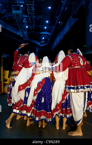 Le 28 janvier 2012 - Costa Mesa, Californie, USA - Membres de l'Université du Texas Dirty South Dandiya dance team huddle up backstage avant leur temps sur scène lors de la 10e édition de la compétition de danse Attitude avec Garba, tenue à l'Segerstrom Center for the Arts. GWA est une, intercollegiate Banque D'Images