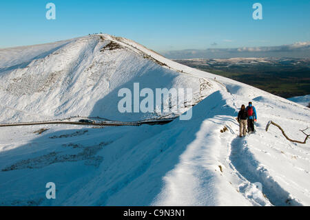 Hill promeneurs sur Rushup Edge en hiver, en direction de Mam Tor Hill, près de Castleton, Derbyshire, Angleterre, RU Banque D'Images