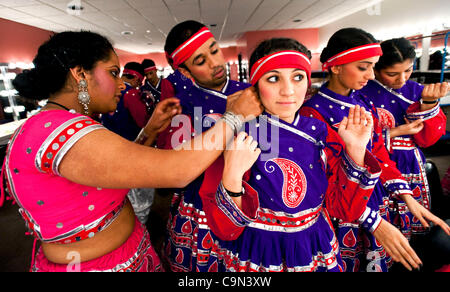 Le 28 janvier 2012 - Costa Mesa, Californie, USA - Membres de l'Université de Californie, Berkeley Mango Raasi équipe danse soyez prêt pour la 10e édition de la compétition de danse Attitude avec Garba, tenue à l'Segerstrom Center for the Arts. GWA est une danse folklorique indienne, concours intercollégial Banque D'Images