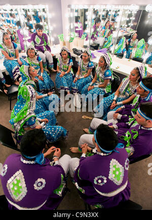 Le 28 janvier 2012 - Costa Mesa, Californie, USA - Membres de l'Université du Michigan Raas dance team soyez prêt pour la 10e édition de la compétition de danse Attitude avec Garba, tenue à l'Segerstrom Center for the Arts. GWA est une danse folklorique indienne intercollegiate, qui attire la concurrence equipes f Banque D'Images