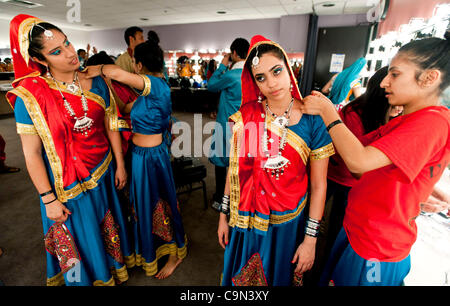 Le 28 janvier 2012 - Costa Mesa, Californie, USA - Membres de l'Université de Californie, San Diego Ruckus Raas dance team soyez prêt pour la 10e édition de la compétition de danse Attitude avec Garba, tenue à l'Segerstrom Center for the Arts. GWA est une danse folklorique indienne, concours intercollégial Banque D'Images