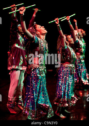 Le 28 janvier 2012 - Costa Mesa, Californie, Etats-Unis - l'Université du Michigan équipe effectuer au cours de la Raas 10e Garba avec Attitude dance concours tenu au Segerstrom Center for the Arts. GWA est une danse folklorique indienne intercollegiate, concours qui attire des équipes des collèges et Banque D'Images