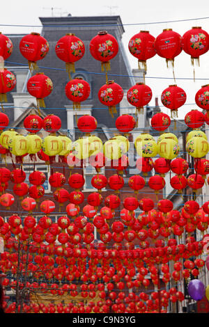 29/01/12, Londres. Le rouge et jaune Lampions décorer Gerrard Street dans le quartier chinois pour célébrer l'année du Dragon pour le Nouvel An chinois 2012. Banque D'Images