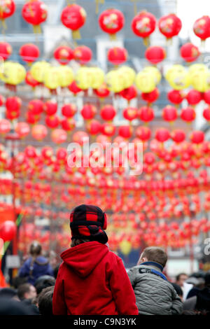 29/01/12, Londres. Le rouge et jaune Lampions décorer Gerrard Street dans le quartier chinois qui est emballé avec des foules de gens célébrer l'année du Dragon pour le Nouvel An chinois 2012. Banque D'Images
