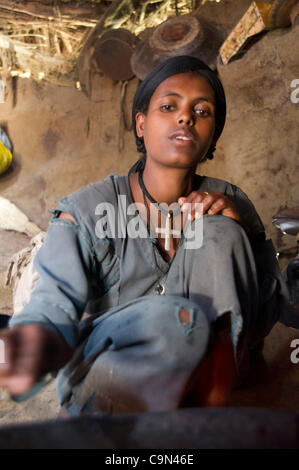 16 janvier 2012 - Farta (woreda, Gondar sud (zone, l'Éthiopie, le 16 janvier 2012, Ayva Niva), l'Ethiopie - la belle-soeur de 16 ans TESFA Projet pilote participant prépare le café sur le feu à la maison familiale en Ayva Niva), l'Éthiopie. La jeune femme a pris part à la phase pilote du TE Banque D'Images