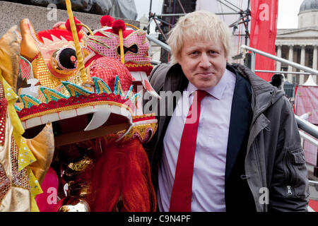 London, UK, 29/01/2012. Boris Johnson, maire de Londres, a participé à la fête du nouvel an chinois à Trafalgar Square. 2012 est l'année du dragon. Banque D'Images