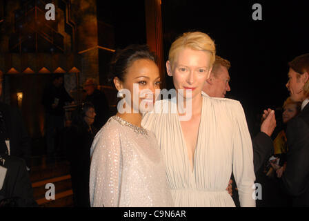 Le 29 janvier 2012 - Los Angeles, Californie, États-Unis - Actrice actrice Tilda Swinton (R) et l'actrice Zoe Saldana vêtu de blanc Givenchy Haute Couture par Riccardo Tisci robe, assister à l'exposition pour la 18e conférence annuelle des Screen Actors Guild Awards au Shrine Auditorium. (Crédit Image : © Lora Voigt/ZUMAPRESS.com Banque D'Images