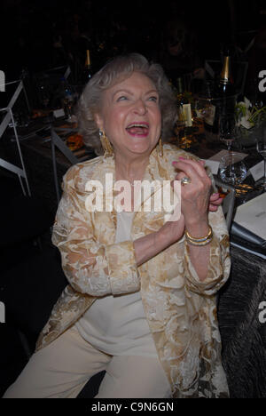 Le 29 janvier 2012 - Los Angeles, Californie, États-Unis - Actrice BETTY WHITE assister à l'exposition pour la 18e conférence annuelle des Screen Actors Guild Awards au Shrine Auditorium. (Crédit Image : © Lora Voigt/ZUMAPRESS.com) Banque D'Images