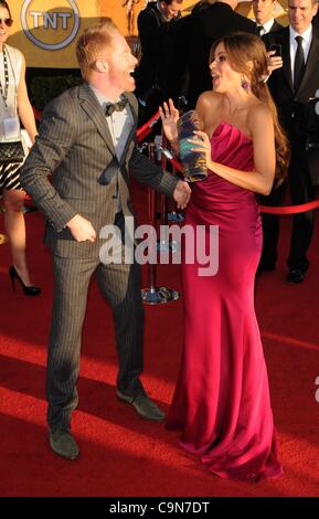 Jesse Tyler Ferguson, Sofia Vergara aux arrivées pour 18e Screen Actors Guild SAG Awards - Arrivals, Shrine Auditorium, Los Angeles, CA, 29 janvier 2012. Photo par : Dee Cercone/Everett Collection Banque D'Images