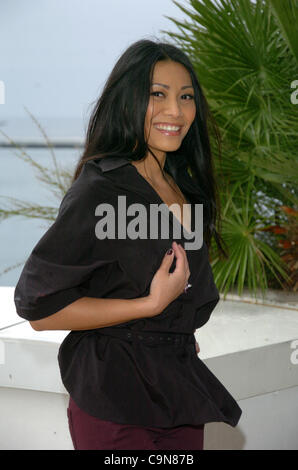 Le 29 janvier 2012 - CANNES, FRANCE - Anggun pose pour des photos pendant le 46ème MIDEM au Palais des festivals. (Crédit Image : © Injimbert ZUMAPRESS.com)/Frederick Banque D'Images