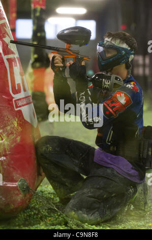 CALGARY - CANADA 2012-01-29 - un joueur se met à couvert derrière un bunker. Banque D'Images