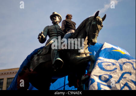 Le 30 janvier 2012 - Washington, District of Columbia, États-Unis - La date limite pour le midi avec les manifestants occuper D.C. pour retirer du matériel de camping de D.C.'s McPherson Square sans aucune confrontation avec la police. Les manifestants disent qu'ils vont de front si National Park Service police de faire respecter un Banque D'Images