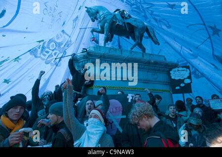 Les manifestants se rassembleront à occuper DC McPherson Square pour protester contre des plans de la Police du parc à appliquer les règlements interdisant le camping à Washington, D.C. le lundi 30 janvier 2012. Les manifestants couverts la statue au centre du parc, avec une bâche, appelé "tente de rêves." Le règlement afin d'être appliquées re Banque D'Images