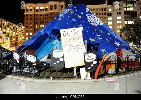 1-30-2012, McPherson Square, occupent Washington DC, il y a encore beaucoup de tentes et des manifestants sur la place McPherson la nuit la ville avait dit à l'occupant pas plus de dormir ou en camping dans le parc. Banque D'Images