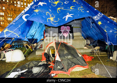 1-30-2012, McPherson Square, occupent Washington DC, il y a encore beaucoup de tentes et des manifestants sur la place McPherson la nuit la ville avait dit à l'occupant pas plus de dormir ou en camping dans le parc. Banque D'Images