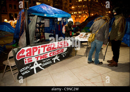 30 janvier 2012, occupent Washington DC, il y a encore beaucoup de tentes et des manifestants sur la place McPherson la nuit la ville avait dit à l'occupant pas plus de dormir ou en camping dans le parc. Banque D'Images