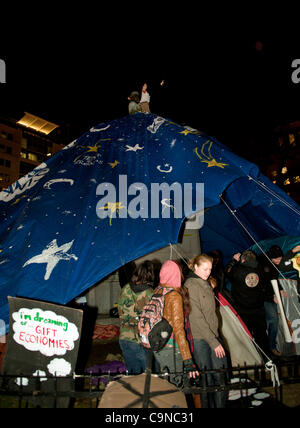 Jan 30,2012, McPherson Square, occupent Washington DC, un homme est monté à la partie supérieure de l'McPherson statue. Dans la nuit la ville avait dit à l'occupant pas de dormir ou en camping dans le parc. Banque D'Images