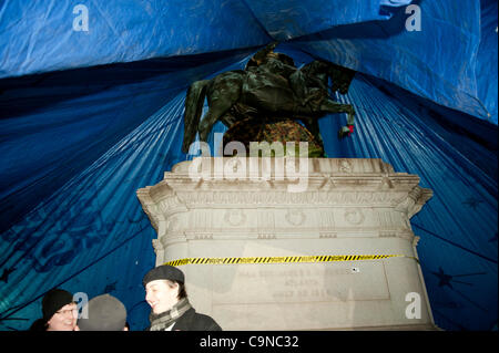 Jan 30,2012, McPherson Square, occupent Washington DC, deux personnes dans la grande tente bleue placée sur la statue du général McPherson.dans la nuit la ville avait dit à l'occupant pas de dormir ou en camping dans le parc. Banque D'Images