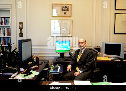 5 mai 2010 - Washington, District of Columbia, États-Unis - Président du Conseil des gouverneurs de la Réserve fédérale, Ben S. Bernanke avec son assistant Michelle A. Smith dans son bureau de l'immeuble de la Réserve fédérale à Washington, D.C. .20100505 Mary F. Calvert/contrat Photographe (Image de crédit Banque D'Images