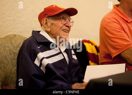 Le 29 novembre 2011 - Manhattan Beach, Californie, États-Unis - un ancien combattant de la Seconde Guerre mondiale, ancien d'exécution, et ancien prisonnier de guerre LOUIS ZAMPERINI signe des exemplaires de l'ouvrage non interrompue par Laura Hillenbrand après avoir parlé à la femme de Neptune's Club à Manhattan Beach. Zamperini, qui ont vécu 47 jours en mer Banque D'Images