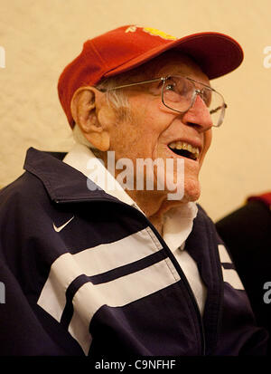 Le 29 novembre 2011 - Manhattan Beach, Californie, États-Unis - un ancien combattant de la Seconde Guerre mondiale, ancien d'exécution, et ancien prisonnier de guerre LOUIS ZAMPERINI signe des exemplaires de l'ouvrage non interrompue par Laura Hillenbrand après avoir parlé à la femme de Neptune's Club à Manhattan Beach. Zamperini, qui ont vécu 47 jours en mer Banque D'Images