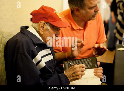 Le 29 novembre 2011 - Manhattan Beach, Californie, États-Unis - un ancien combattant de la Seconde Guerre mondiale, ancien d'exécution, et ancien prisonnier de guerre LOUIS ZAMPERINI signe des exemplaires de l'ouvrage non interrompue par Laura Hillenbrand après avoir parlé à la femme de Neptune's Club à Manhattan Beach. Zamperini, qui ont vécu 47 jours en mer Banque D'Images