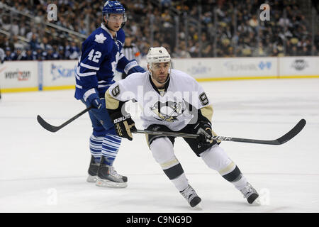 31 janvier 2012 - Pittsburgh, Pennsylvanie, États-Unis - Pittsburgh Penguins aile droite Pascal Dupuis (9) et Toronto Maple Leafs center Tyler Bozak (42) sur la glace au cours de la deuxième période que les Penguins de Pittsburgh prendre sur les Maple Leafs de Toronto au CONSOL Energy Center à Pittsburgh, PA...défaite Pingouins Banque D'Images
