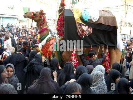 Deuil chiite touch pendant la Ziarat Chup Taziya procession de huit Rabi-ul-Awal à Qadamgah Moula Ali (AS) à Hyderabad le Mercredi, Février 01, 2012. Banque D'Images