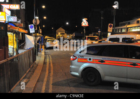Londres, Royaume-Uni. 1er févr. 2012. Tir Turnpike Lane lieu du crime et des équipes de médecine légale de faire enquête. Banque D'Images
