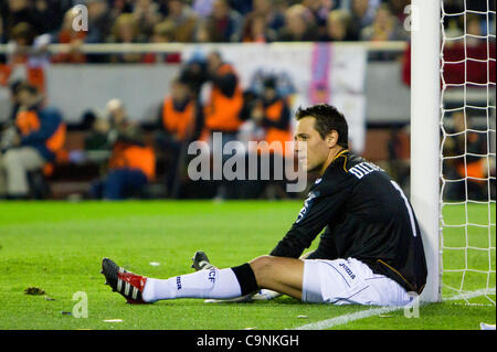 01/02/2011 - Valence, Espagne // LA COPA DEL REY - football soccer - Valencia CF vs FC Barcelone - 1/2 de finale - Estadio Mestalla --------- Diego Alves gardien de Valence CF après avoir reçu son but de FC Barcelone Banque D'Images