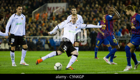 01/02/2011 - Valence, Espagne // LA COPA DEL REY - football soccer - Valencia CF vs FC Barcelone - 1/2 de finale - Estadio Mestalla ---------- Mathieu du FC Barcelone alors qu'il se prépare à tirer en l'opposant salon Banque D'Images