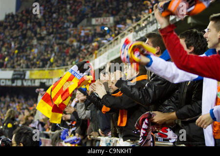 01/02/2011 - Valence, Espagne // LA COPA DEL REY - football soccer - Valencia CF vs FC Barcelone - 1/2 de finale - Estadio Mestalla ---- Valencia CF partisans célébrer son objectif de l'équipe Banque D'Images