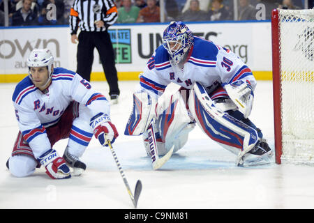 Le 1er février 2012 - Buffalo, New York, États-Unis - New York Rangers gardien Henrik Lundqvist (30) est défini dans l'objectif que les Rangers de New York le défenseur Dan Girardi (5) coulisse à travers pour bloquer lors d'un power-play Sabres de Buffalo dans la deuxième période à la First Niagara Center à Buffalo, New York. Les Rangers de New York Banque D'Images