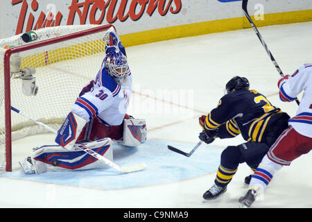 Le 1er février 2012 - Buffalo, New York, États-Unis - New York Rangers gardien Henrik Lundqvist (30) rend l'enregistrer avec ses coussinets sur les Sabres de Buffalo aile droite Brad Boyes (22) tourné en troisième période au First Niagara Center à Buffalo, New York. Les Rangers de New York a battu les Sabres de Buffalo 1-0 après rendez-vous Banque D'Images