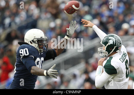 Le 27 novembre 2010 - University Park, Pennsylvania, United States of America - Michigan State Spartans quarterback Kirk Cousins (8) et Penn State Nittany Lions défensive fin Sean Stanley (90) pendant un match au stade Beaver à University Park, Pennsylvania. (Crédit Image : © Alex Cena/Southcreek Global/Z Banque D'Images