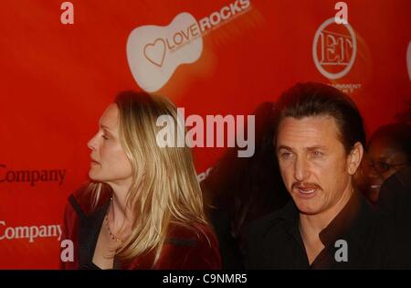 1 janvier 2011 - K24097AG : LOVE CONCERT ROCK .KODAK THEATRE, à Hollywood, CA 02/14/2002.ROBIN WRIGHT ET SEAN PENN. AMY GRAVES/ 2002.(D)(Image Crédit : © Globe Photos/ZUMAPRESS.com) Banque D'Images