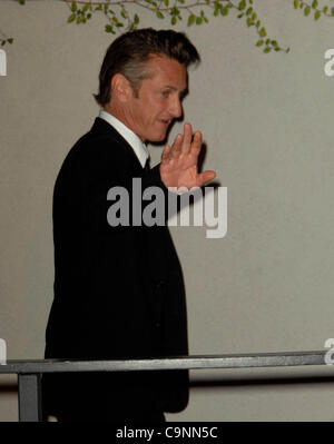 Mar. 07, 2010 - Los Angeles, California, United States - Sean Penn assiste à la 2010 Vanity Fair Oscar Party qui a eu lieu au Sunset Tower Hotel de West Hollywood, Californie le 03 07-10 2010...K64864LONG.(Image Crédit : Banque D'Images