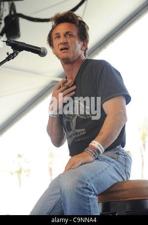 Apr 27, 2008 - Indio, California, USA - l'Acteur Sean Penn parle lors de la vallée de Coachella 2008 Music and Arts Festival qui aura lieu à l'Empire Polo Field situé dans la région de Indio. Les trois jours du festival permettra d'attirer plus de 160 000 fans pour voir musiciens sur cinq différentes étapes dans le désert de Califor Banque D'Images