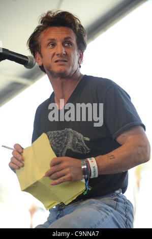 Apr 27, 2008 - Indio, California, USA - l'Acteur Sean Penn parle lors de la vallée de Coachella 2008 Music and Arts Festival qui aura lieu à l'Empire Polo Field situé dans la région de Indio. Les trois jours du festival permettra d'attirer plus de 160 000 fans pour voir musiciens sur cinq différentes étapes dans le désert de Califor Banque D'Images