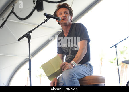 Apr 27, 2008 - Indio, California, USA - l'Acteur Sean Penn parle lors de la vallée de Coachella 2008 Music and Arts Festival qui aura lieu à l'Empire Polo Field situé dans la région de Indio. Les trois jours du festival permettra d'attirer plus de 160 000 fans pour voir musiciens sur cinq différentes étapes dans le désert de Califor Banque D'Images