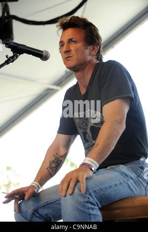 Apr 27, 2008 - Indio, California, USA - l'Acteur Sean Penn parle lors de la vallée de Coachella 2008 Music and Arts Festival qui aura lieu à l'Empire Polo Field situé dans la région de Indio. Les trois jours du festival permettra d'attirer plus de 160 000 fans pour voir musiciens sur cinq différentes étapes dans le désert de Califor Banque D'Images