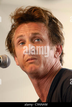 27 avril, 2008 ; Indio, CA, USA ; acteur Sean Penn parle au cours de la vallée de Coachella 2008 Music & Arts Festival à l'Empire Polo Club. Crédit obligatoire : Photo par Vaughn Youtz/ZUMA Press. (©) Copyright 2007 par Vaughn Youtz. Banque D'Images